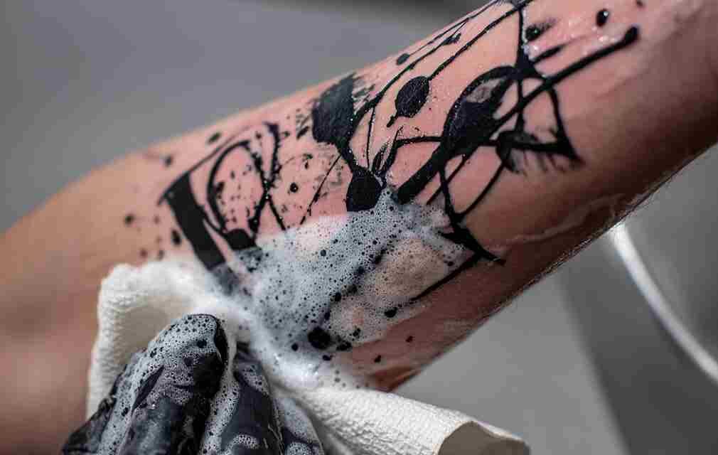 You are currently viewing Tatuiruotės priežiūra: kaip tinkamai prižiūrėti naują tatuiruotę?